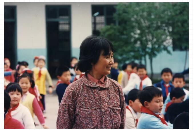 李吉林老师和孩子们在一起.jpg QQ截图20220827110506.jpg