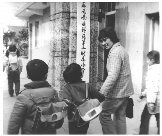 李吉林老师和孩子们一道走进校门.jpg QQ截图20220827111059.jpg
